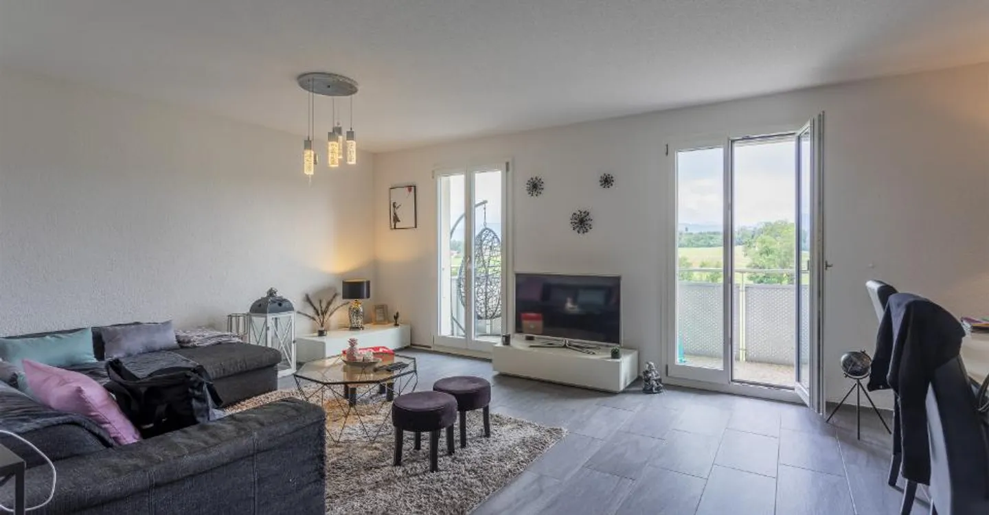 Bright 4.5-room apartment with balcony and parking space in Onnens - Photo 3 of 6