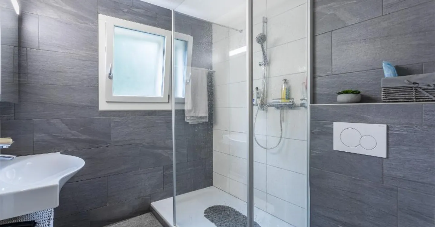 Bright 4.5-room apartment with balcony and parking space in Onnens - Photo 4 of 6