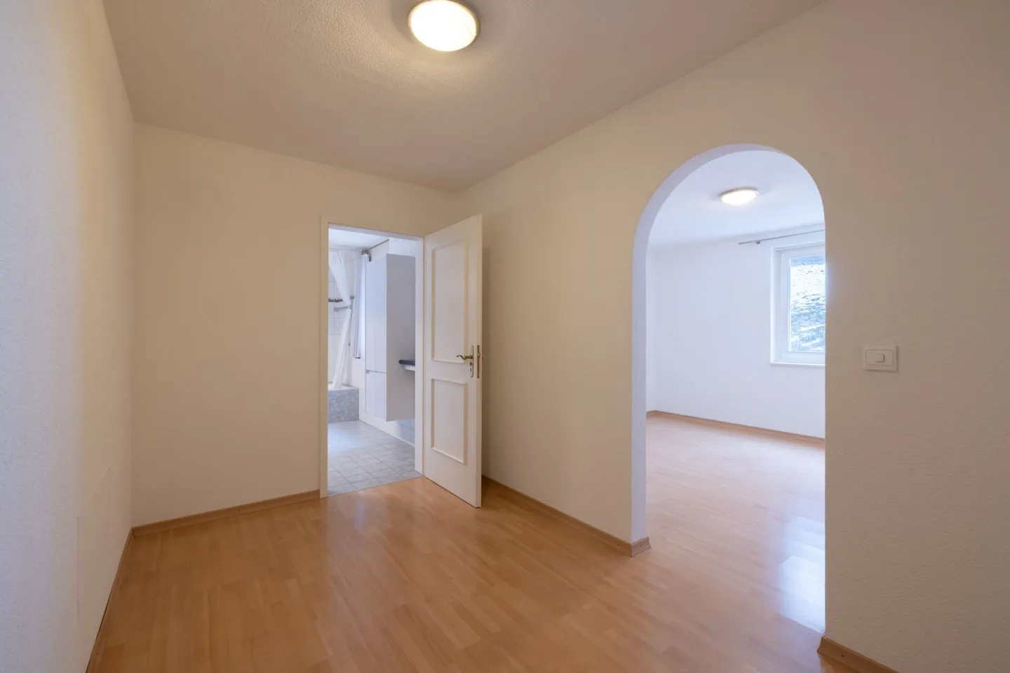 Appartement spacieux et lumineux de 4,5 pièces dans un emplacement calme à Starrkirch-Wil - Photo 9 sur 13