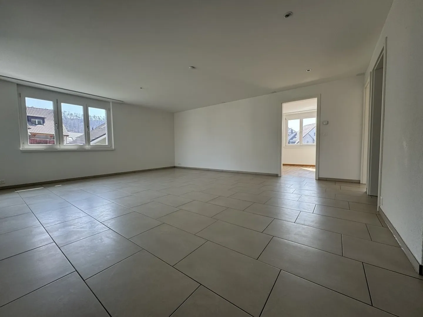 Spacious 4.5 Room Apartment - Photo 3 of 9