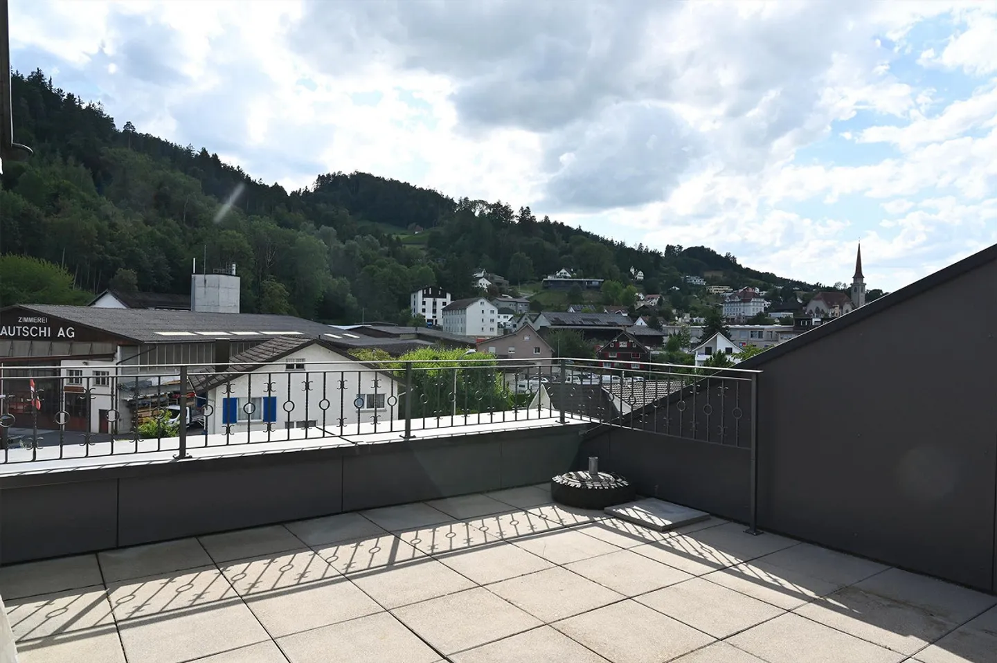 Geräumige Dachwohnung mit Terrasse - Foto 1 von 20
