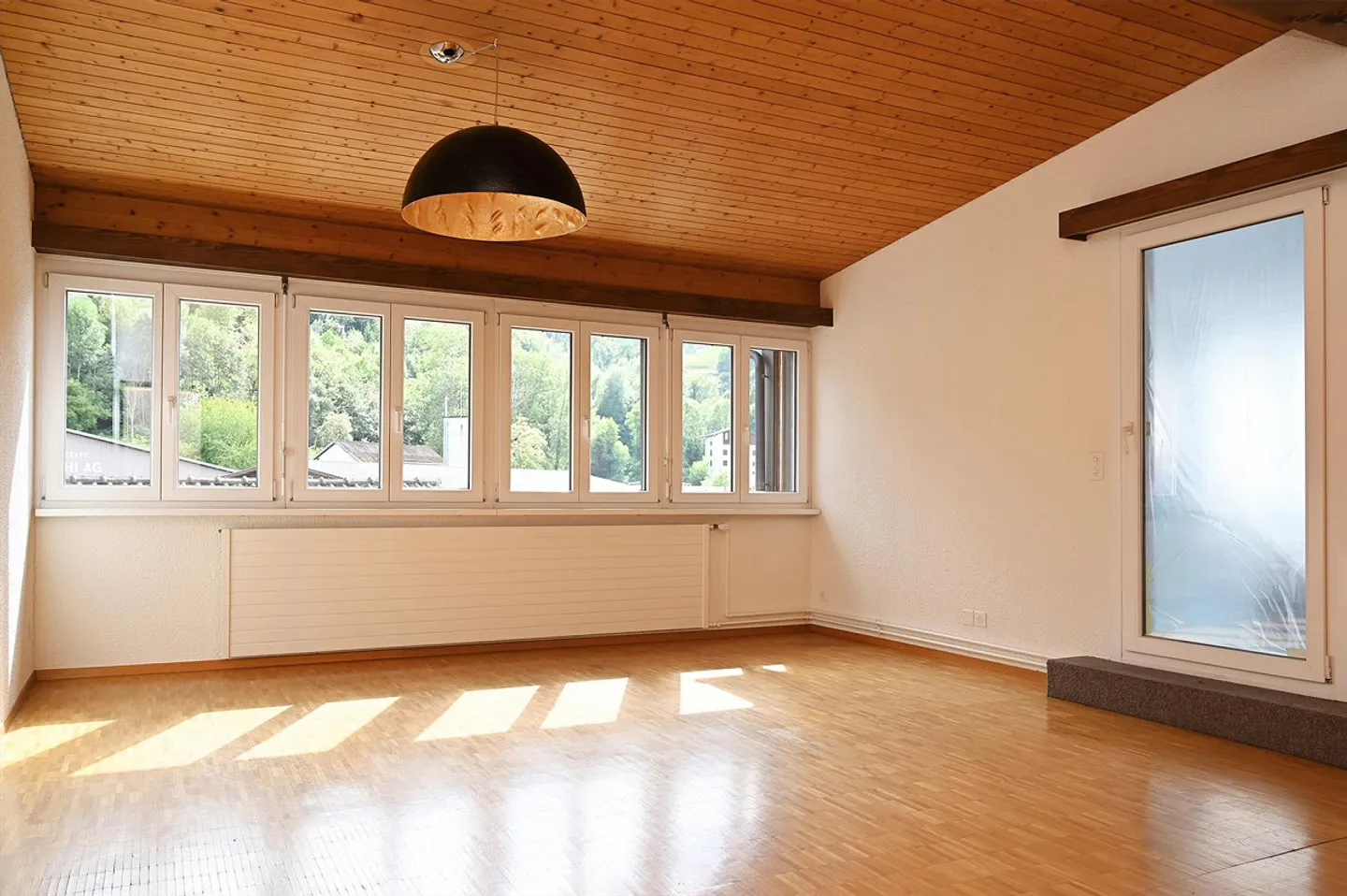 Geräumige Dachwohnung mit Terrasse - Foto 8 von 20