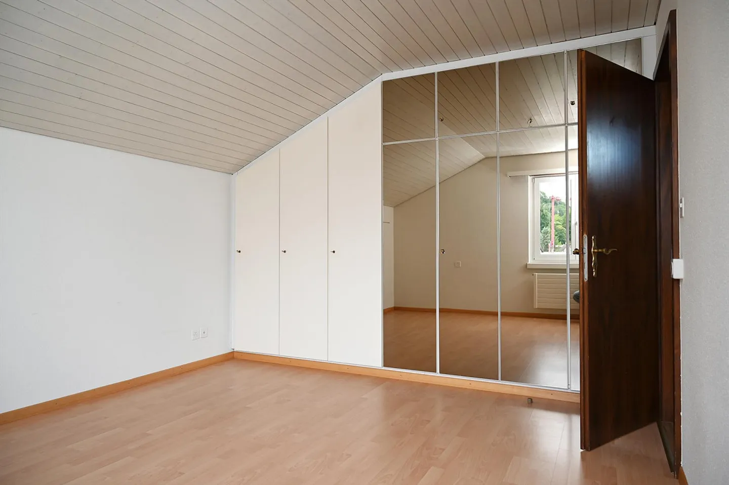 Geräumige Dachwohnung mit Terrasse - Foto 9 von 20