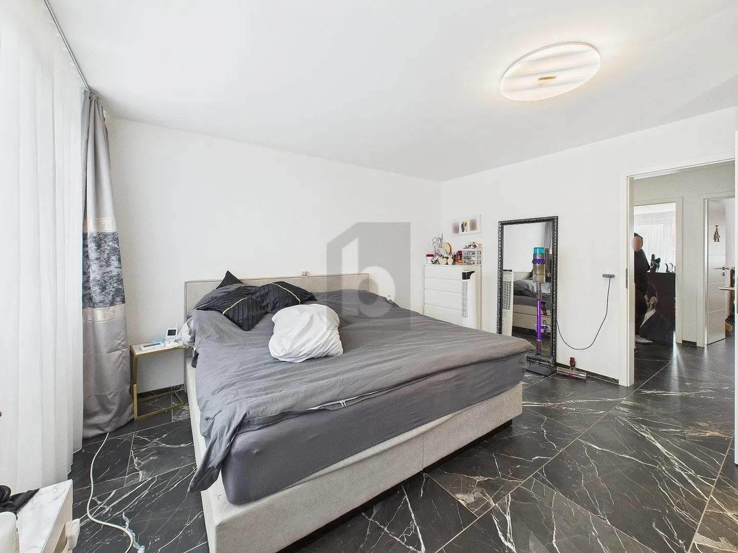 COMPLETELY RENOVATED IN A QUIET LOCATION - Photo 4 of 4