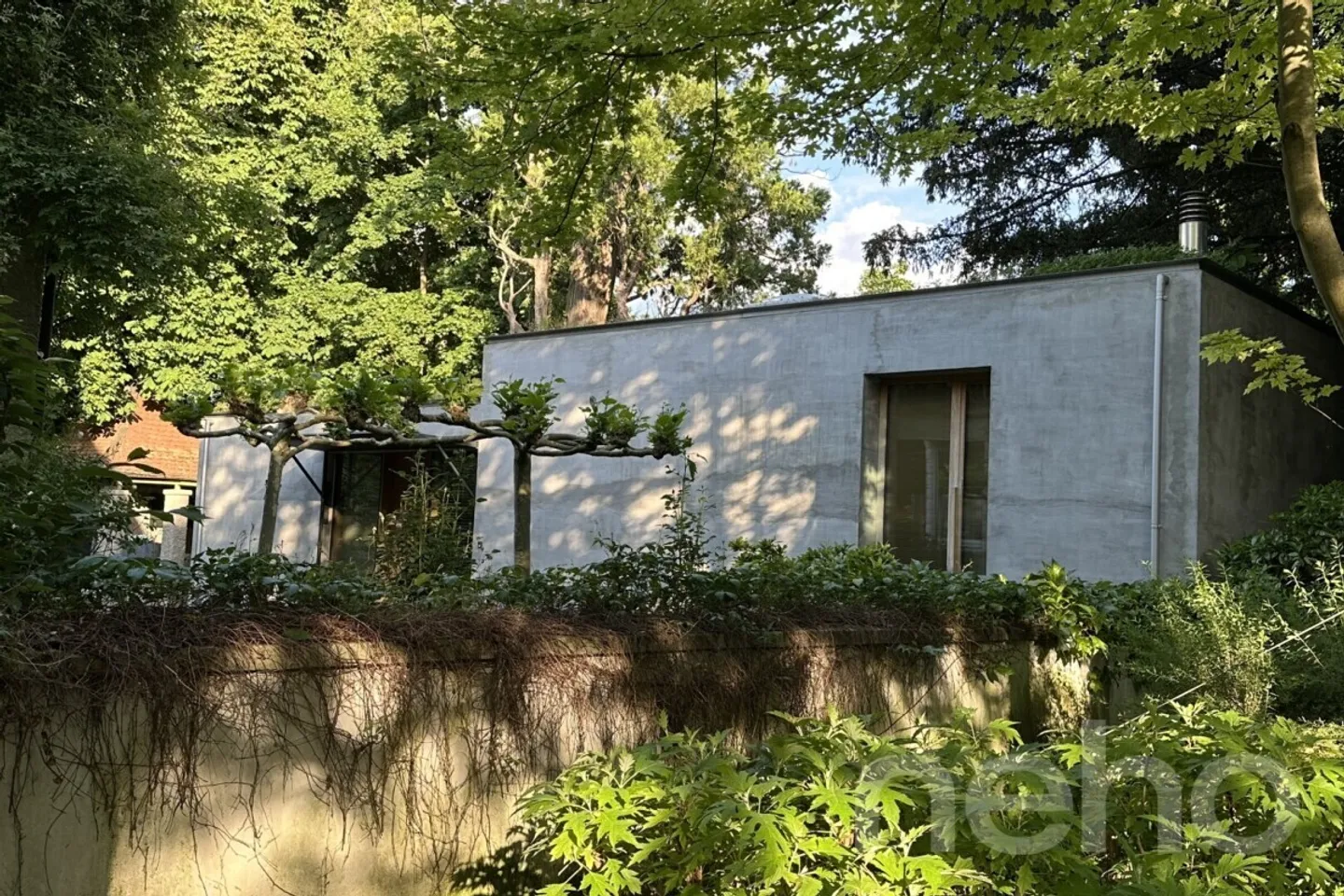 Modern Home with Garden, Parking Lift & Comfortable Atmosphere - Photo 1 of 13