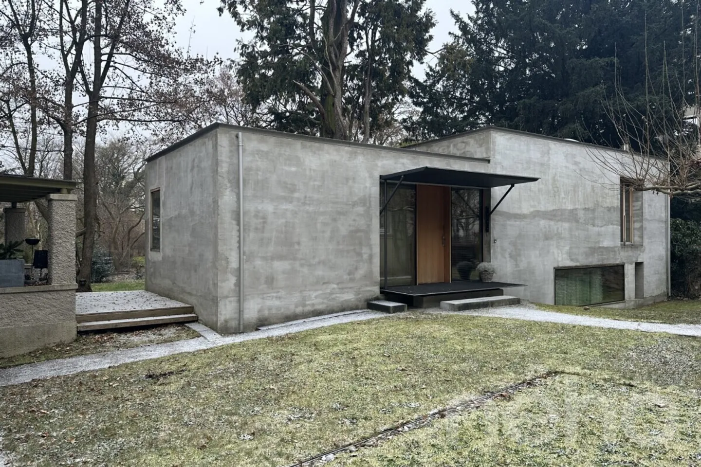 Modern Home with Garden, Parking Lift & Comfortable Atmosphere - Photo 2 of 13