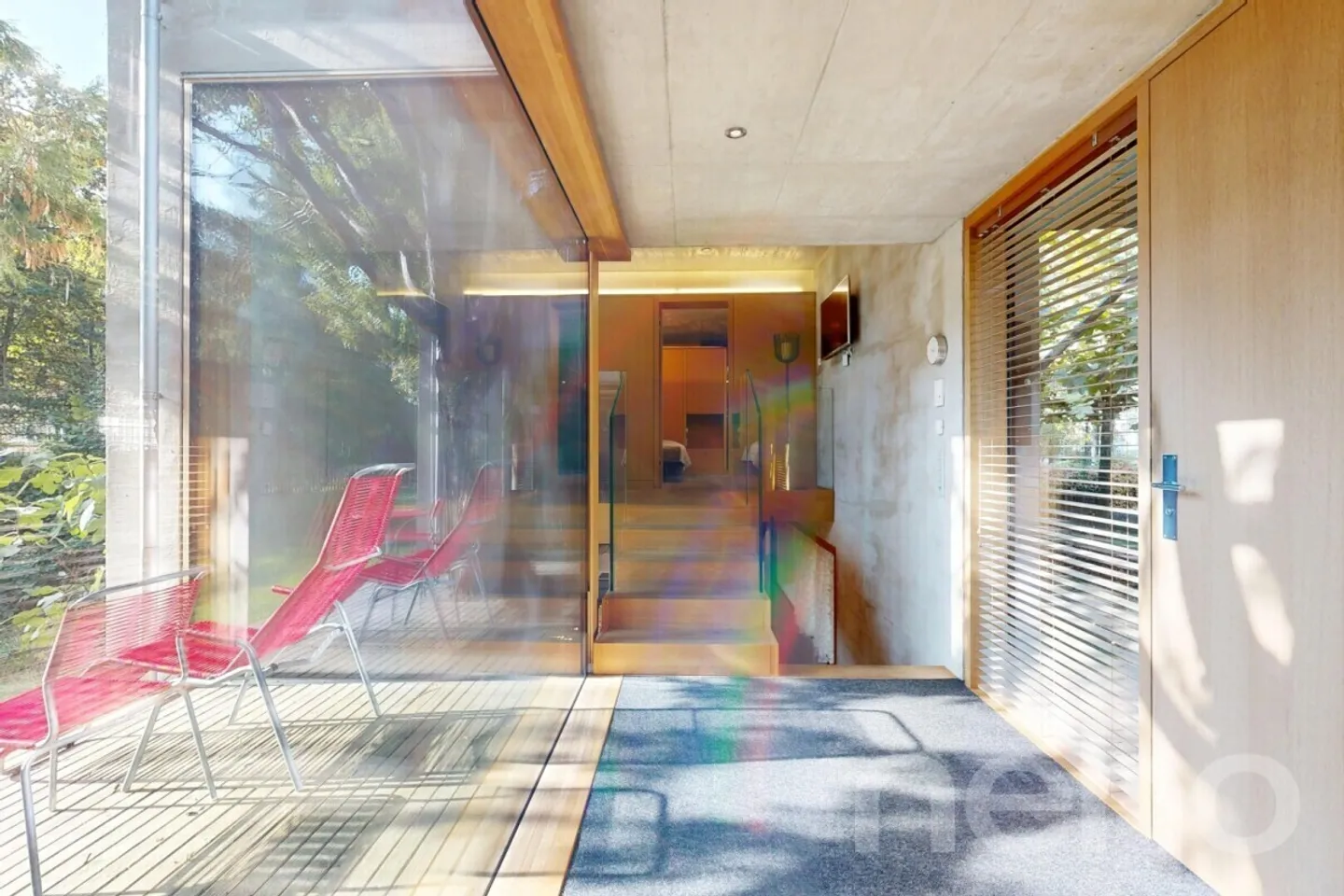 Modern Home with Garden, Parking Lift & Comfortable Atmosphere - Photo 7 of 13