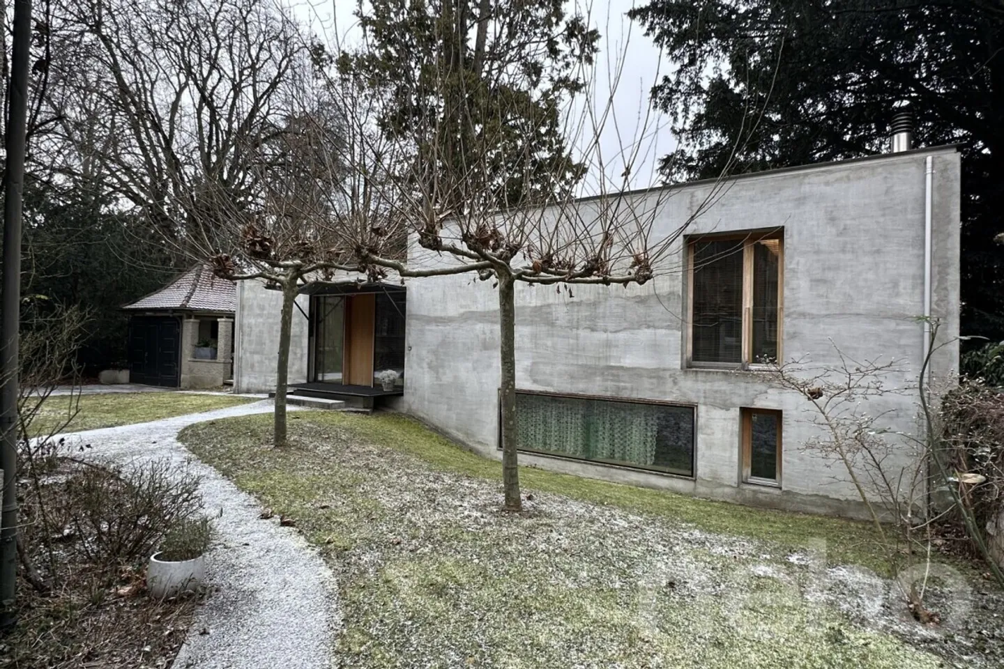 Modern Home with Garden, Parking Lift & Comfortable Atmosphere - Photo 11 of 13