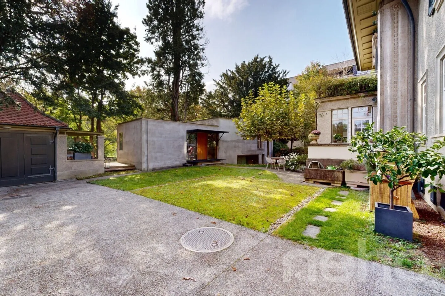 Modern Home with Garden, Parking Lift & Comfortable Atmosphere - Photo 12 of 13