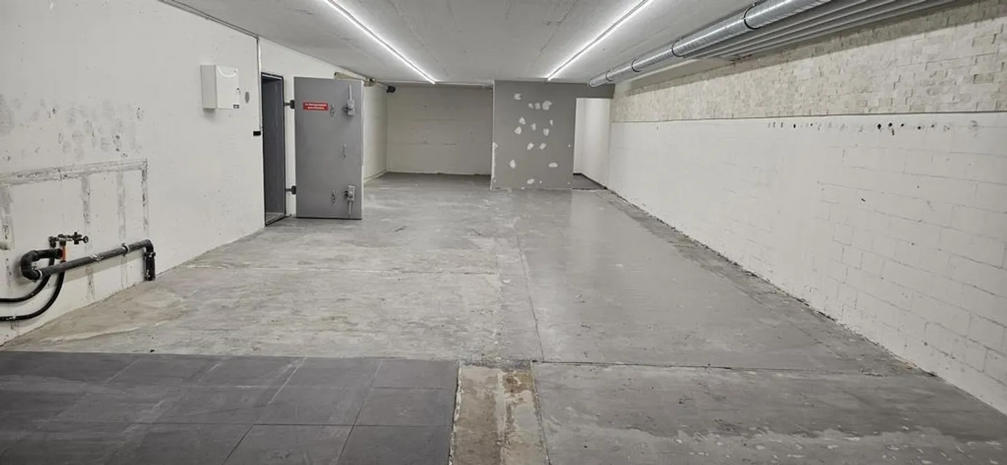 Grand espace de stockage (182m2) dans le quartier de Hochbord - Photo 2 sur 4
