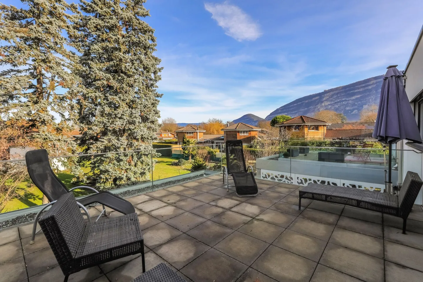 Contemporary villa combining comfort, light, and energy performance - Photo 15 of 18