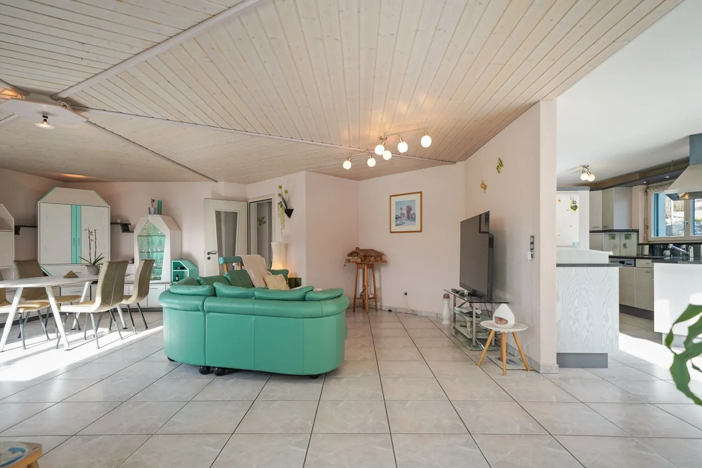 Bright 5.5 Room Single Family House with 4.5 Room Apartment and Far View into the Green - Photo 3 of 13