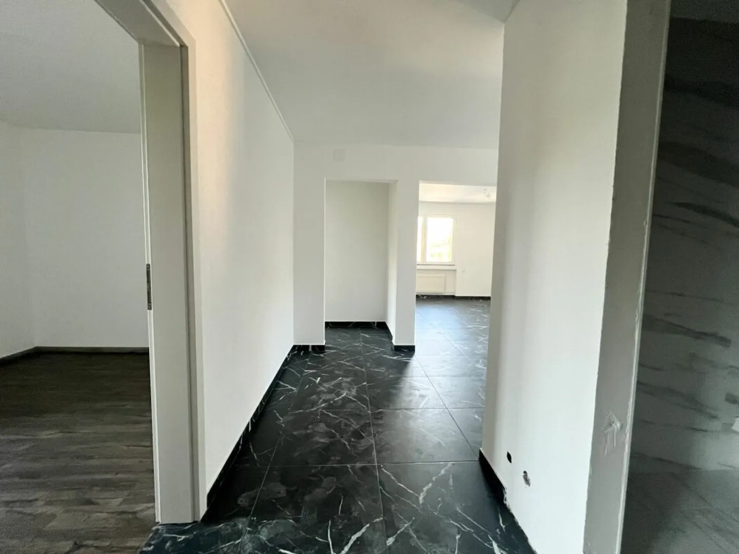 Appartamento con 4.5 stanze completamente ristrutturato - Foto 4 di 8