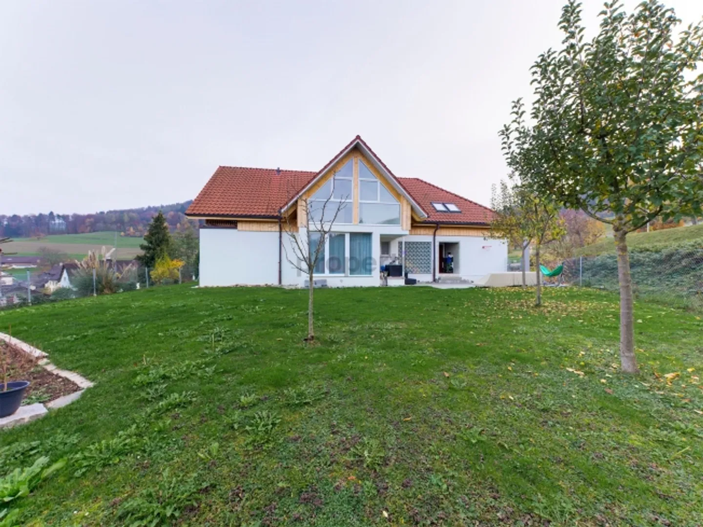 Ampia casa unifamiliare con concetto di utilizzo versatile a Weiach - Foto 2 di 13