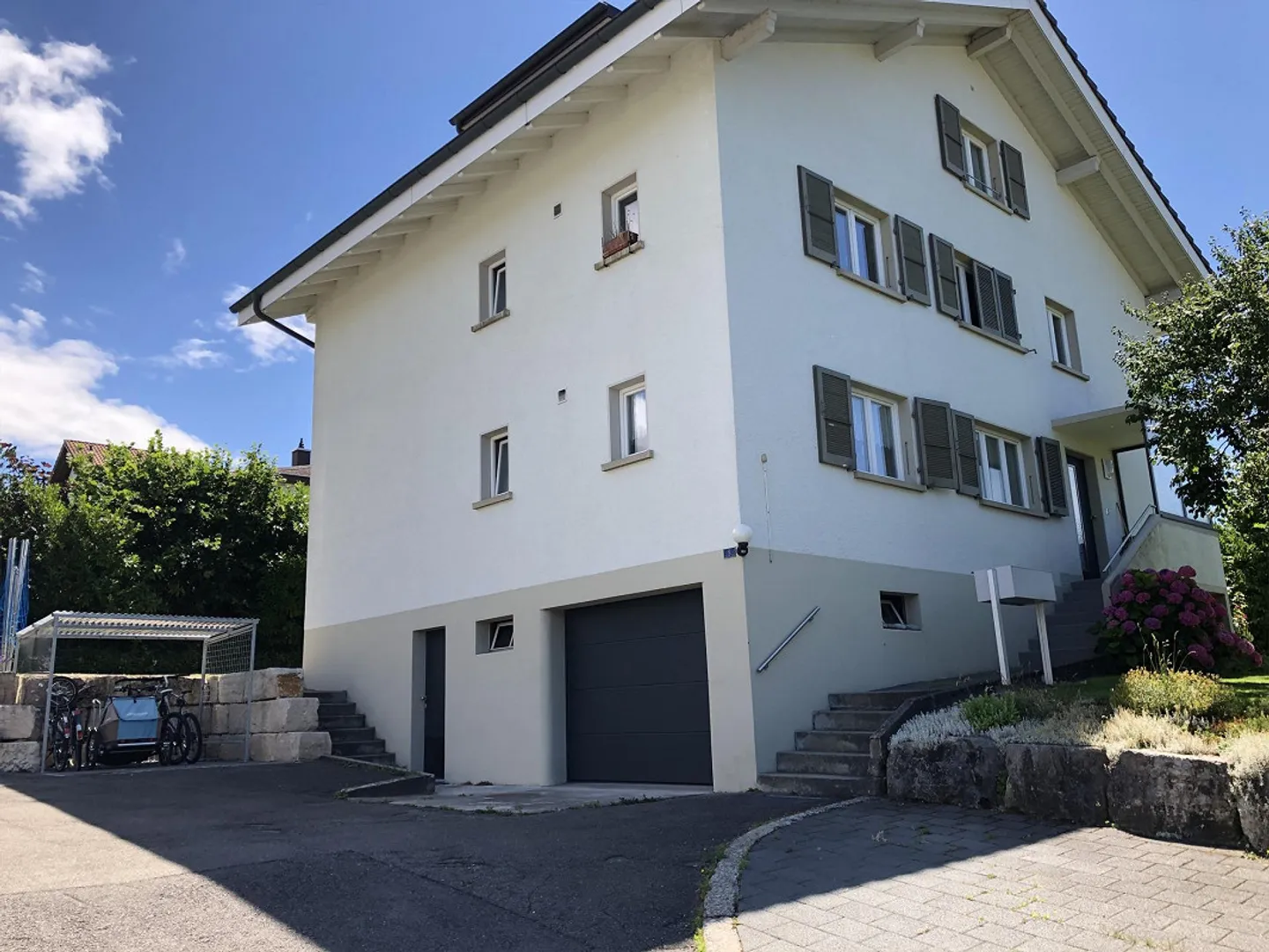 Belle appartement de 4 1/2 pièces dans un quartier résidentiel calme avec un grand balcon - Photo 1 sur 12