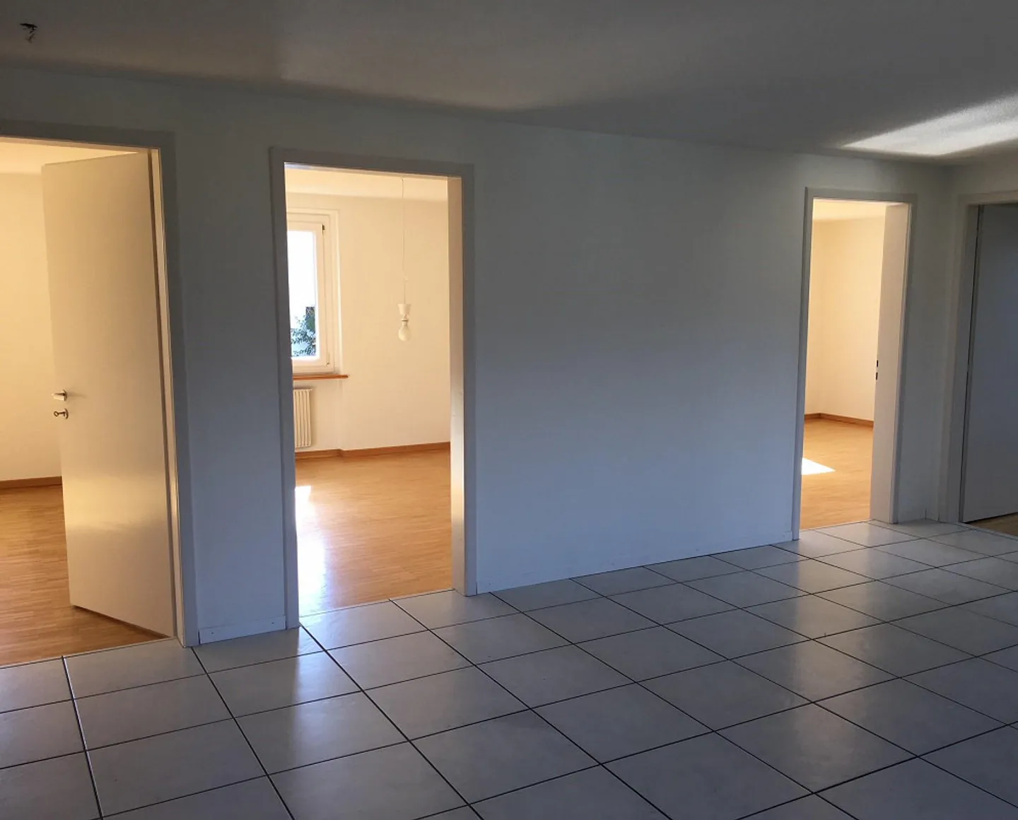 Belle appartement de 4 1/2 pièces dans un quartier résidentiel calme avec un grand balcon - Photo 2 sur 12