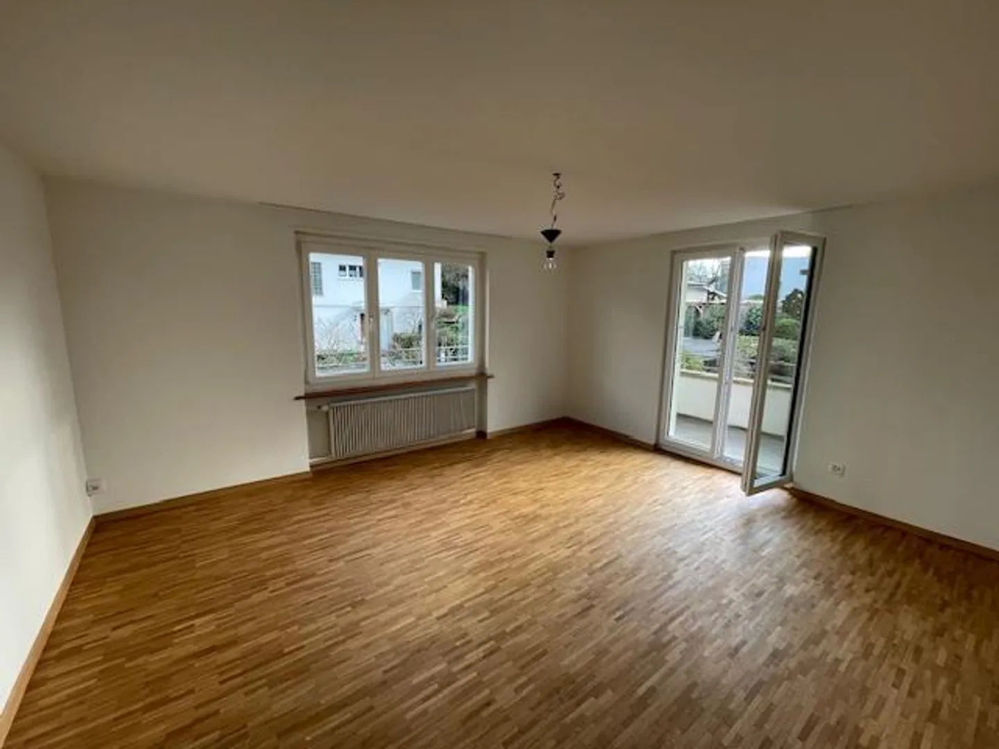 Belle appartement de 4 1/2 pièces dans un quartier résidentiel calme avec un grand balcon - Photo 3 sur 12