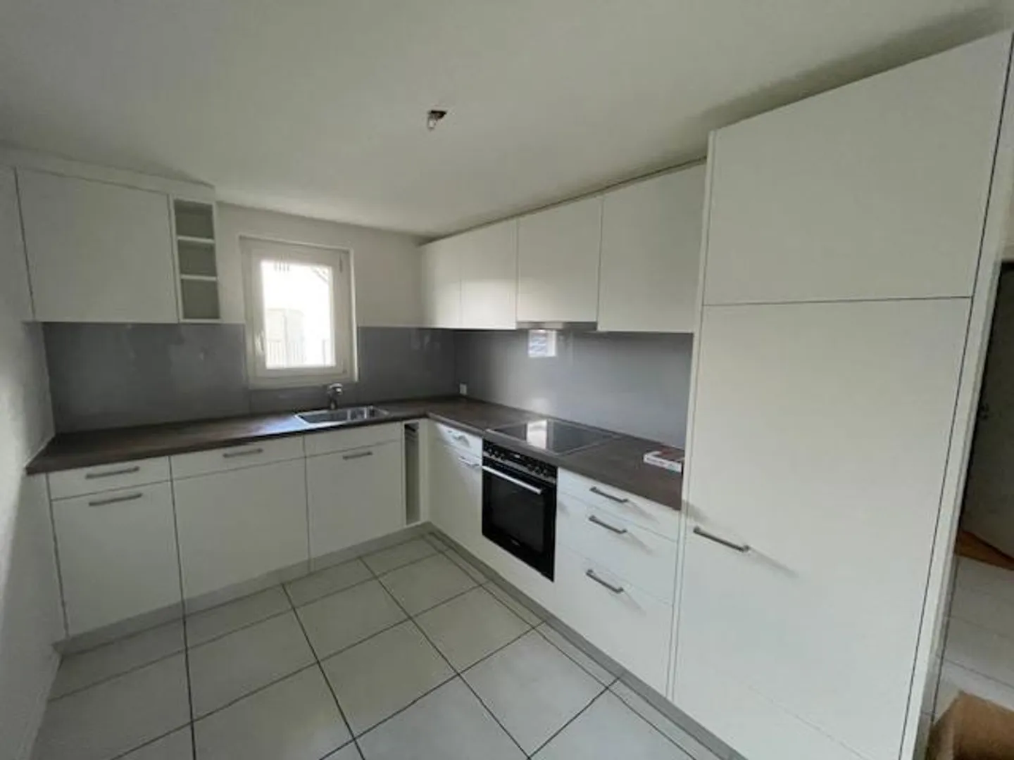 Belle appartement de 4 1/2 pièces dans un quartier résidentiel calme avec un grand balcon - Photo 4 sur 12