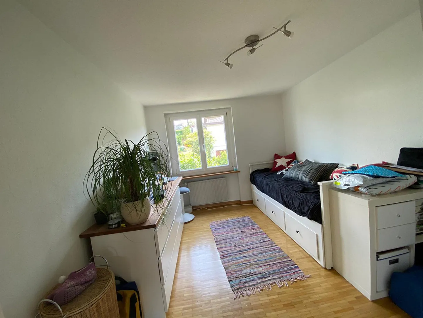 Belle appartement de 4 1/2 pièces dans un quartier résidentiel calme avec un grand balcon - Photo 6 sur 12