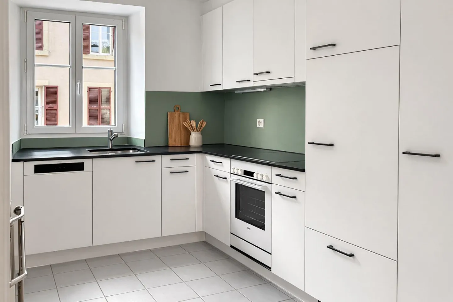 Move in and feel at home: freshly renovated 3-room apartment in Biel - Photo 2 of 13