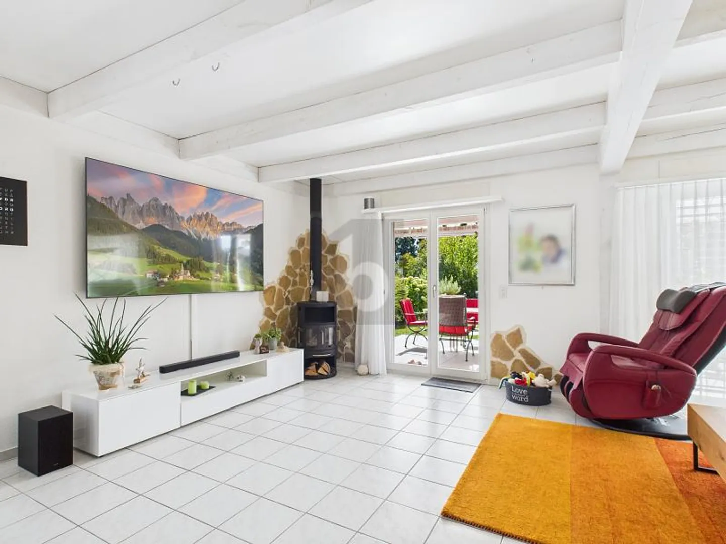 LIGHT-FILLED WITH PARADISE GARDEN - Photo 2 of 6