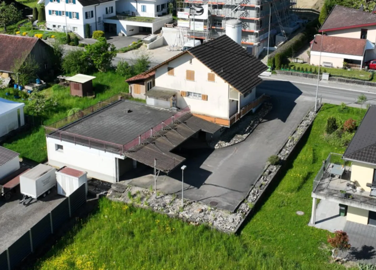 Casa unifamiliare con grande terrazza, giardino e molte stanze aggiuntive per hobby e sufficienti posti auto - Foto 2 di 8