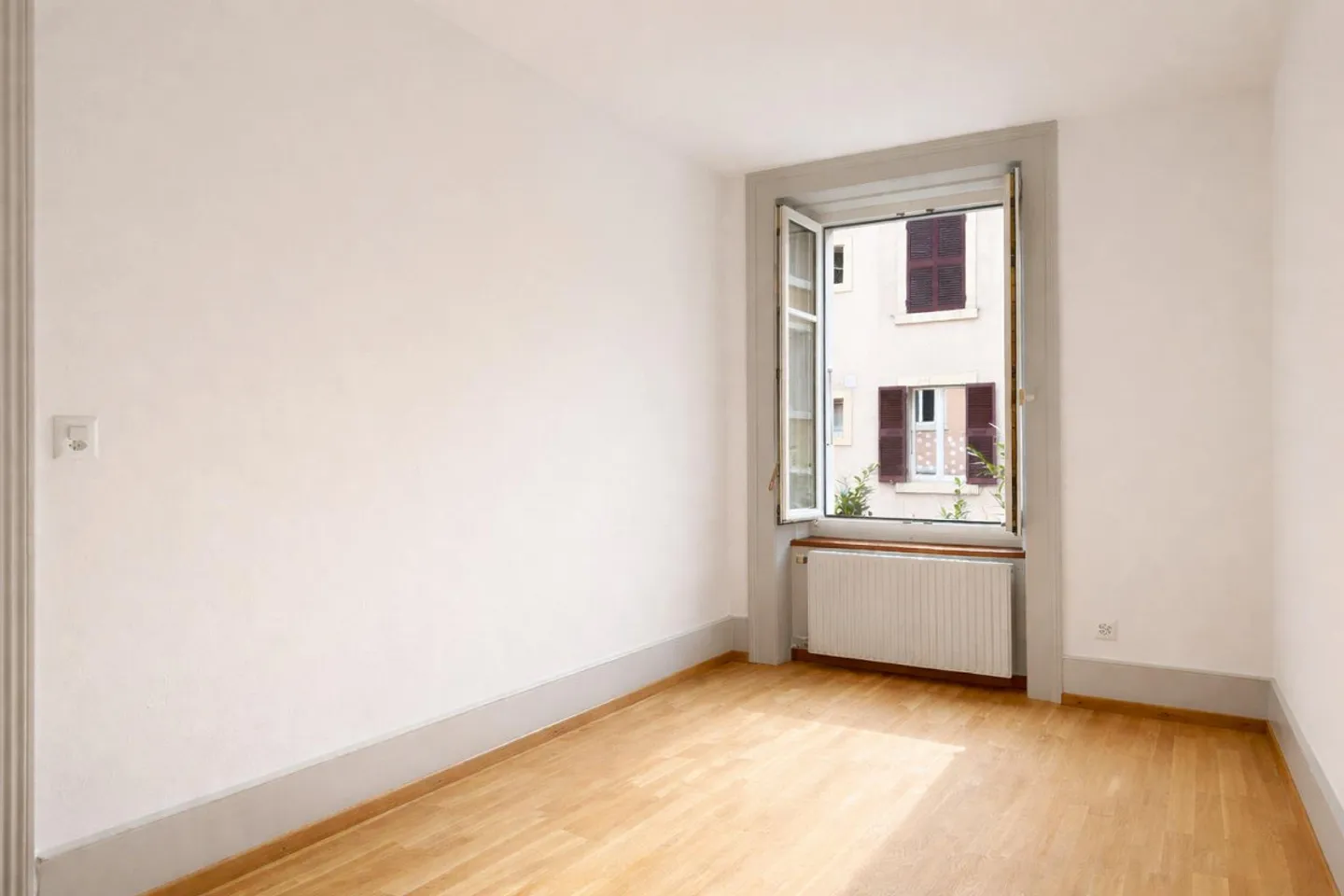 Move in and feel at home: freshly renovated 3-room apartment in Biel - Photo 8 of 13