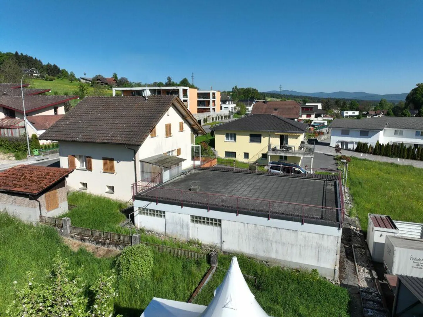 Casa unifamiliare con grande terrazza, giardino e molte stanze aggiuntive per hobby e sufficienti posti auto - Foto 7 di 8