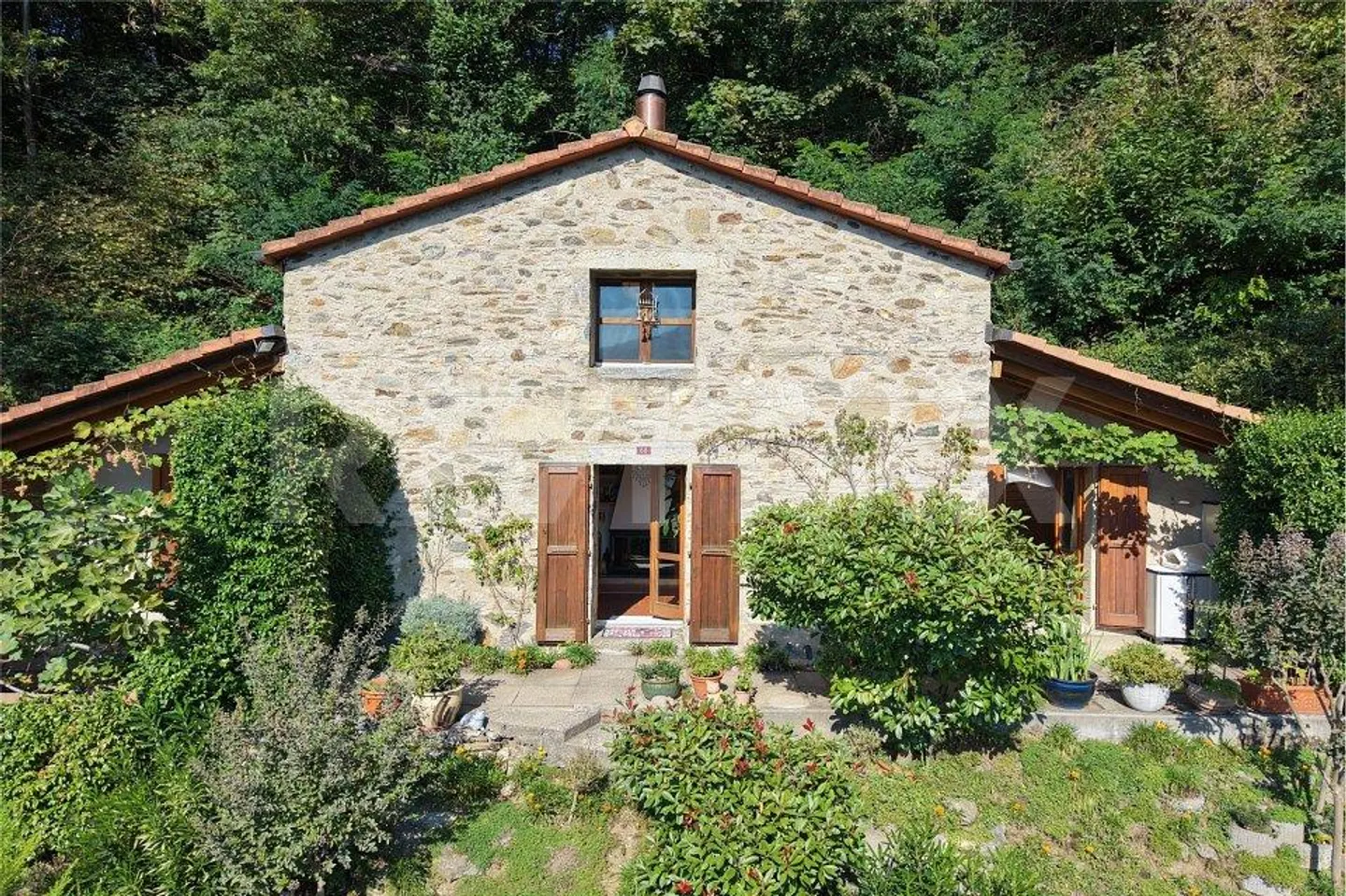 Charming House with Botanical Garden - Photo 2 of 13