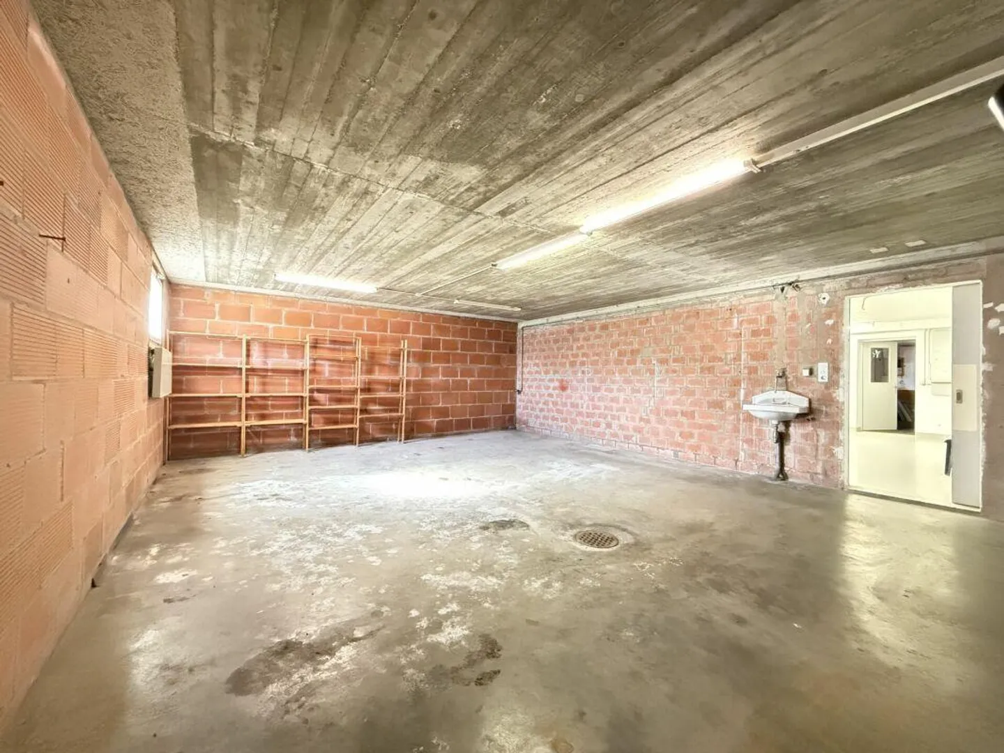 Casa unifamiliare con grande terrazza, giardino e molte stanze aggiuntive per hobby e sufficienti posti auto - Foto 6 di 8
