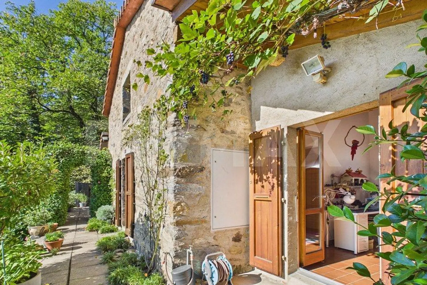 Charming House with Botanical Garden - Photo 3 of 13