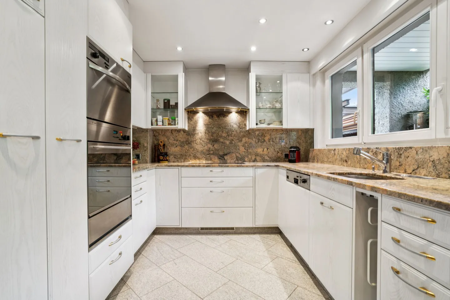 Spacious, semi-detached 7.5-room single-family house with drivable warehouse - Photo 5 of 13