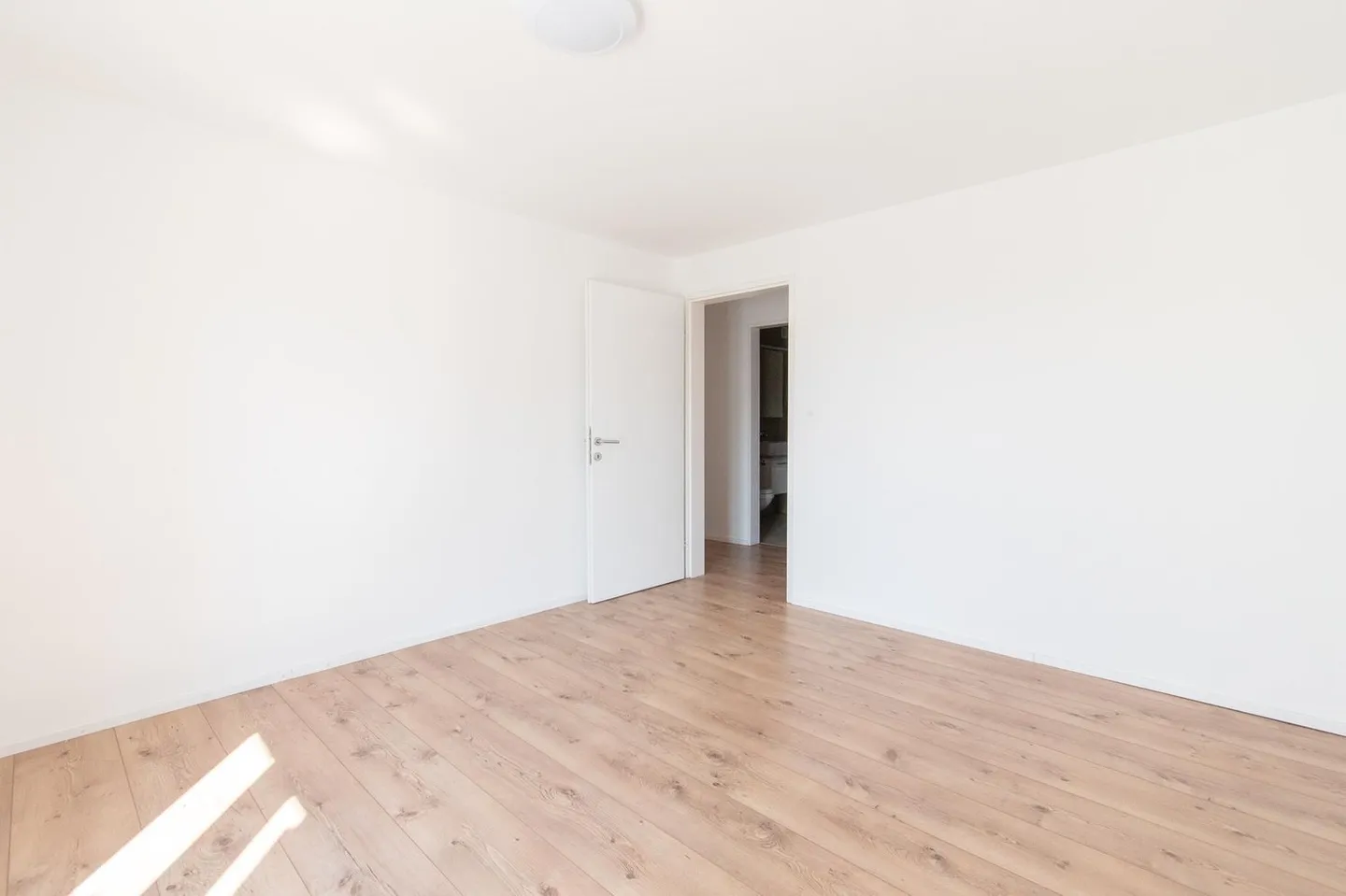 Appartamento luminoso di 3,5 stanze con balcone - Foto 9 di 13