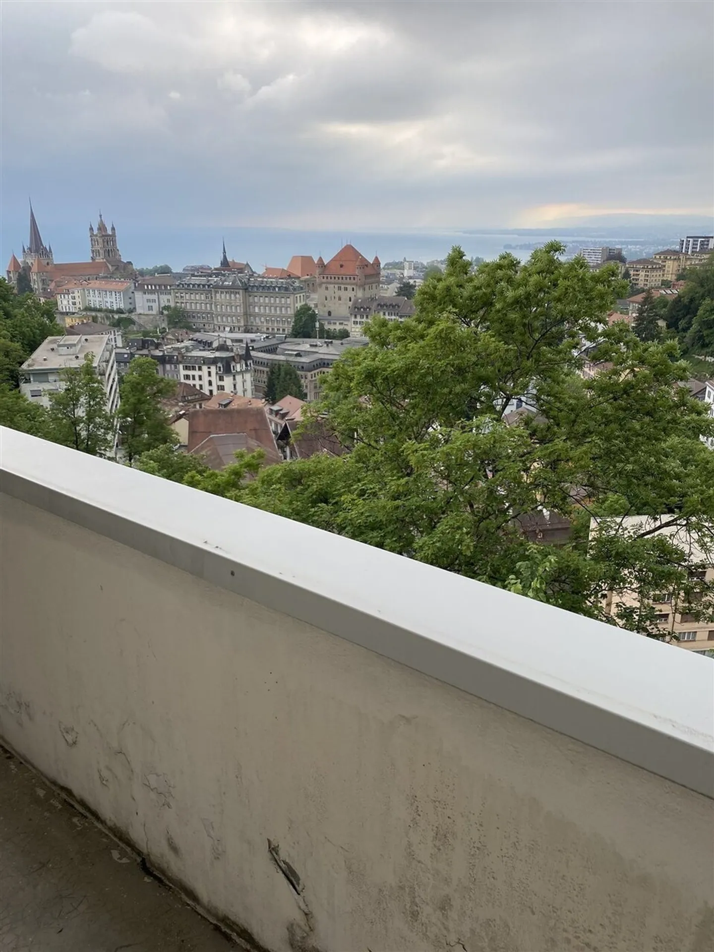 Studio affascinante e ristrutturato vicino al CHUV con una splendida vista sul lago - Foto 1 di 3