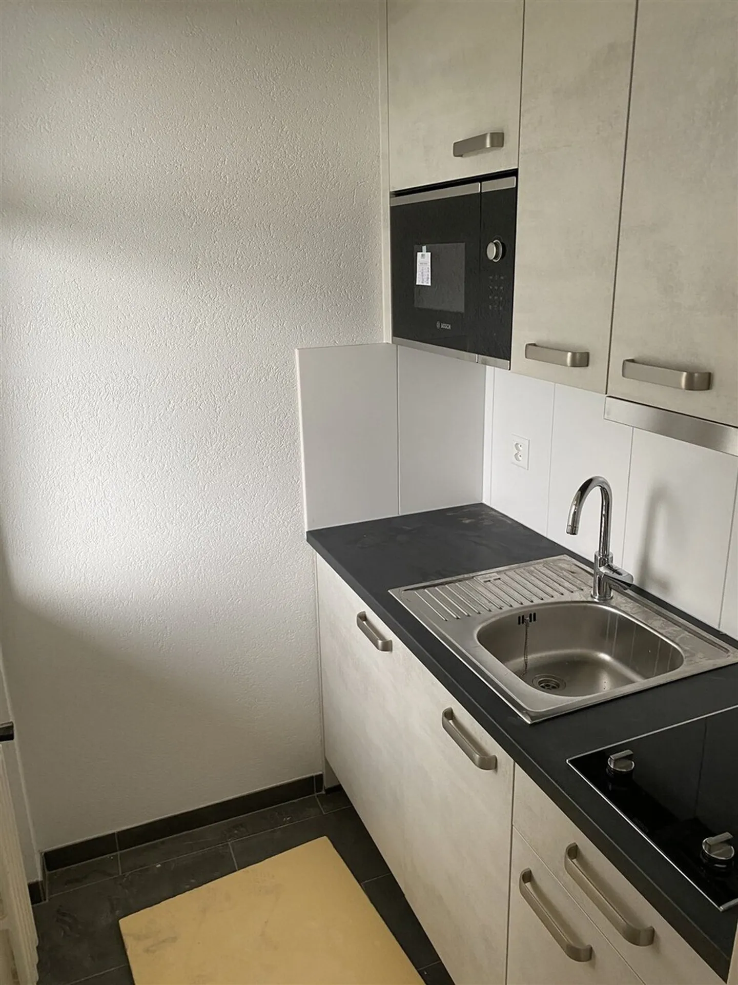 Studio affascinante e ristrutturato vicino al CHUV con una splendida vista sul lago - Foto 2 di 3