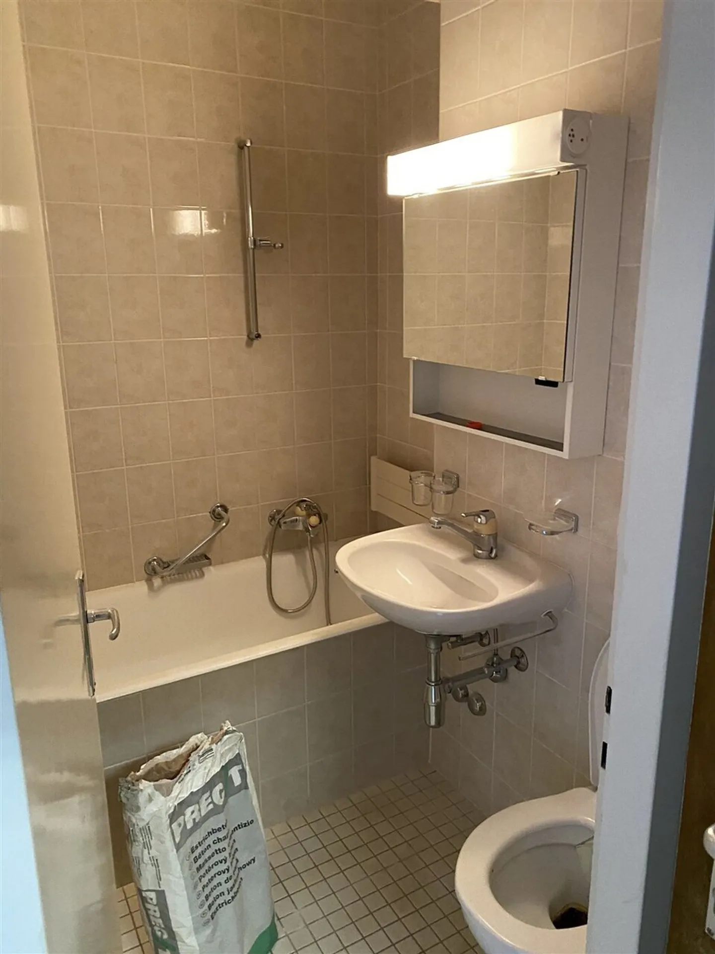 Studio affascinante e ristrutturato vicino al CHUV con una splendida vista sul lago - Foto 3 di 3