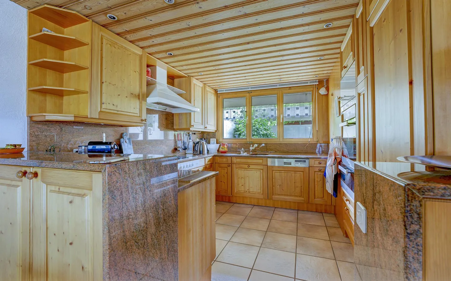 Corner House in a Privileged Location - Photo 2 of 18