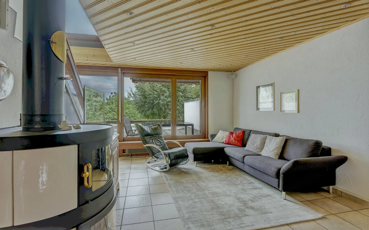 Corner House in a Privileged Location - Photo 6 of 18