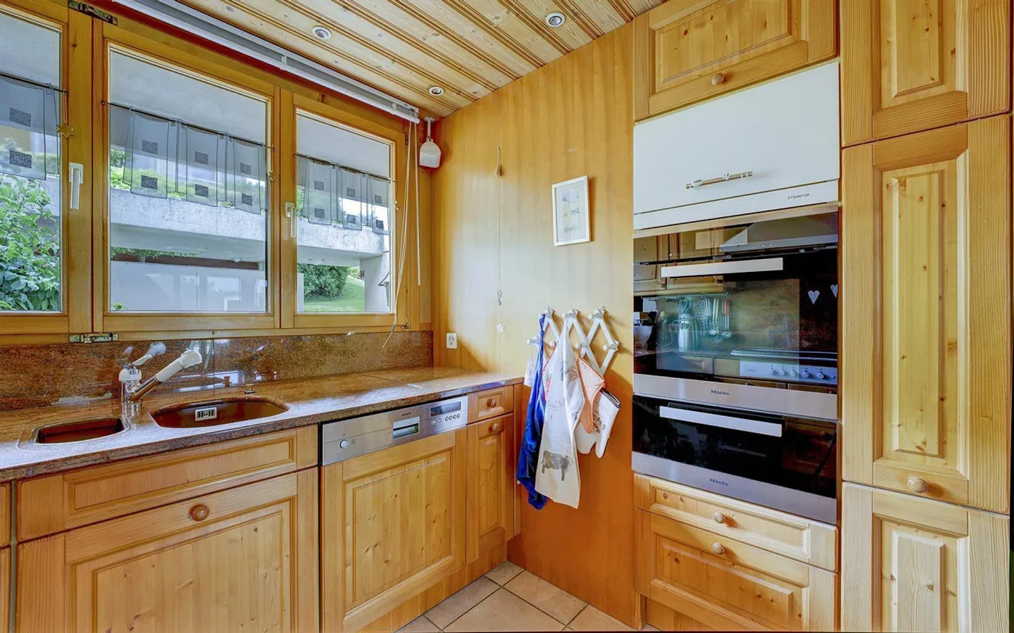 Corner House in a Privileged Location - Photo 3 of 18