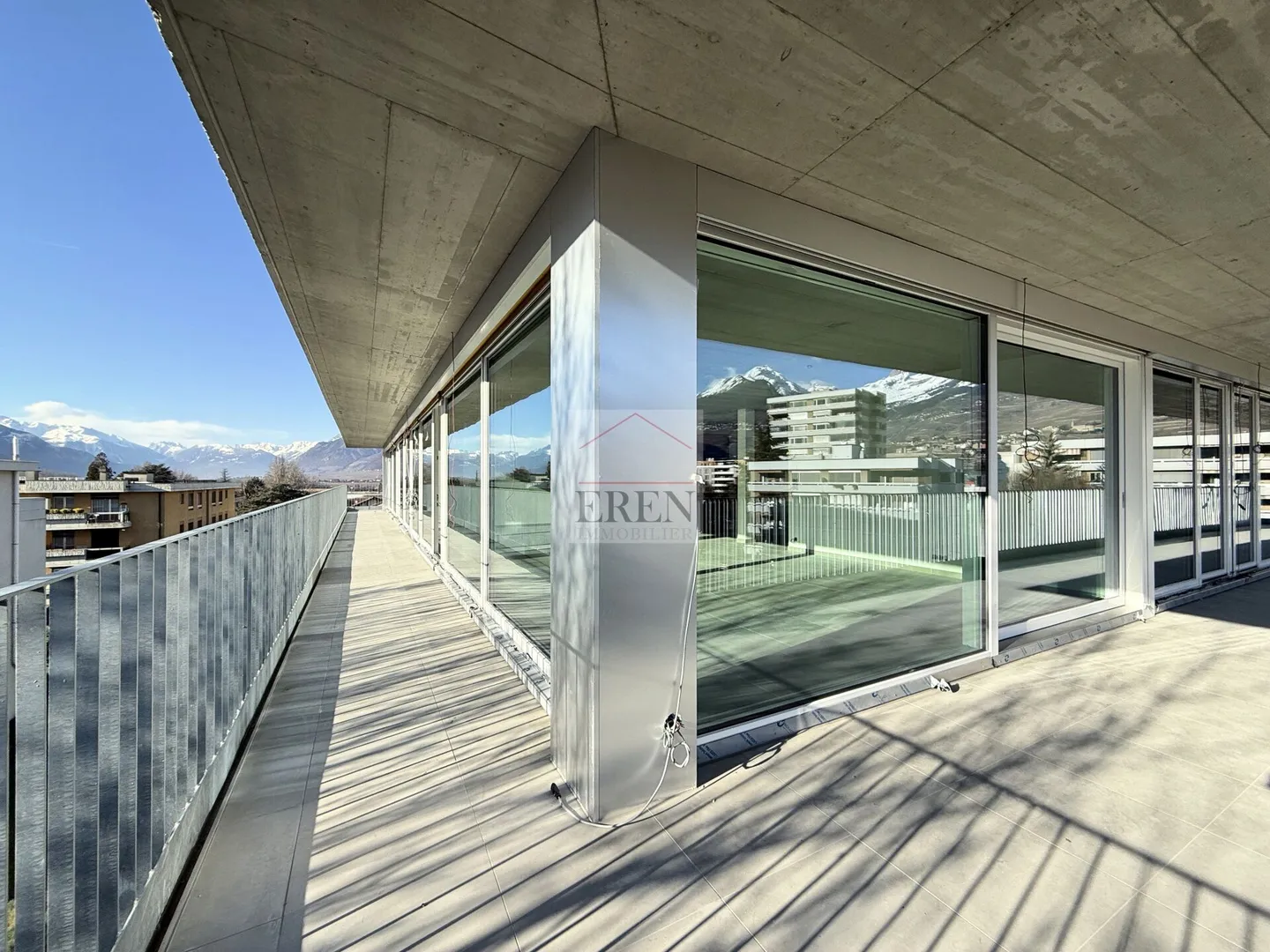 Wunderschöne 4,5 Attikawohnung neu mit Panoramablick und 55 m2 Terrasse nach Südosten - Foto 12 von 20