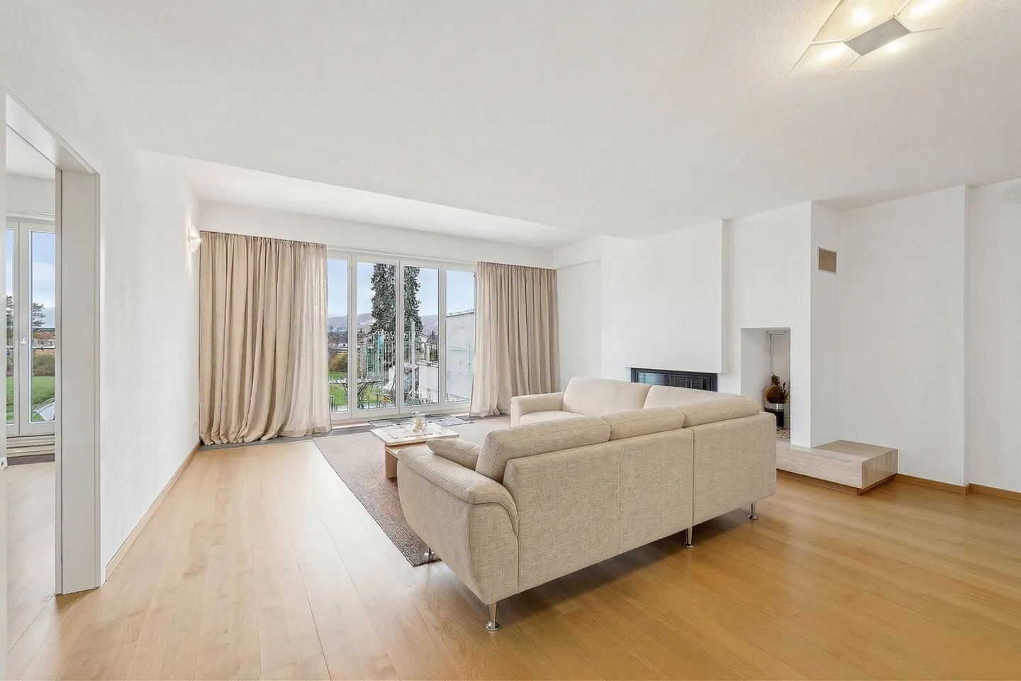Elegant Duplex Home with Garden - Photo 2 of 13