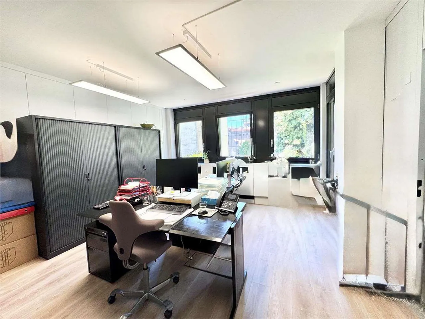 Elegant bright 3-room office a few steps from the center of Lugano - Photo 3 of 8