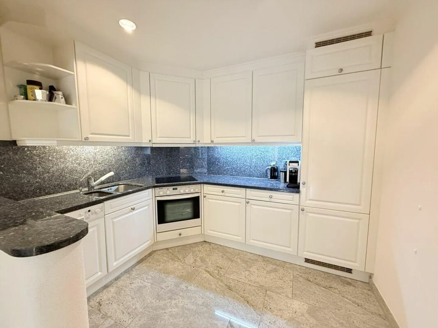 Elegant 2.5-room apartment with private garden in exclusive location ... - Photo 6 of 10