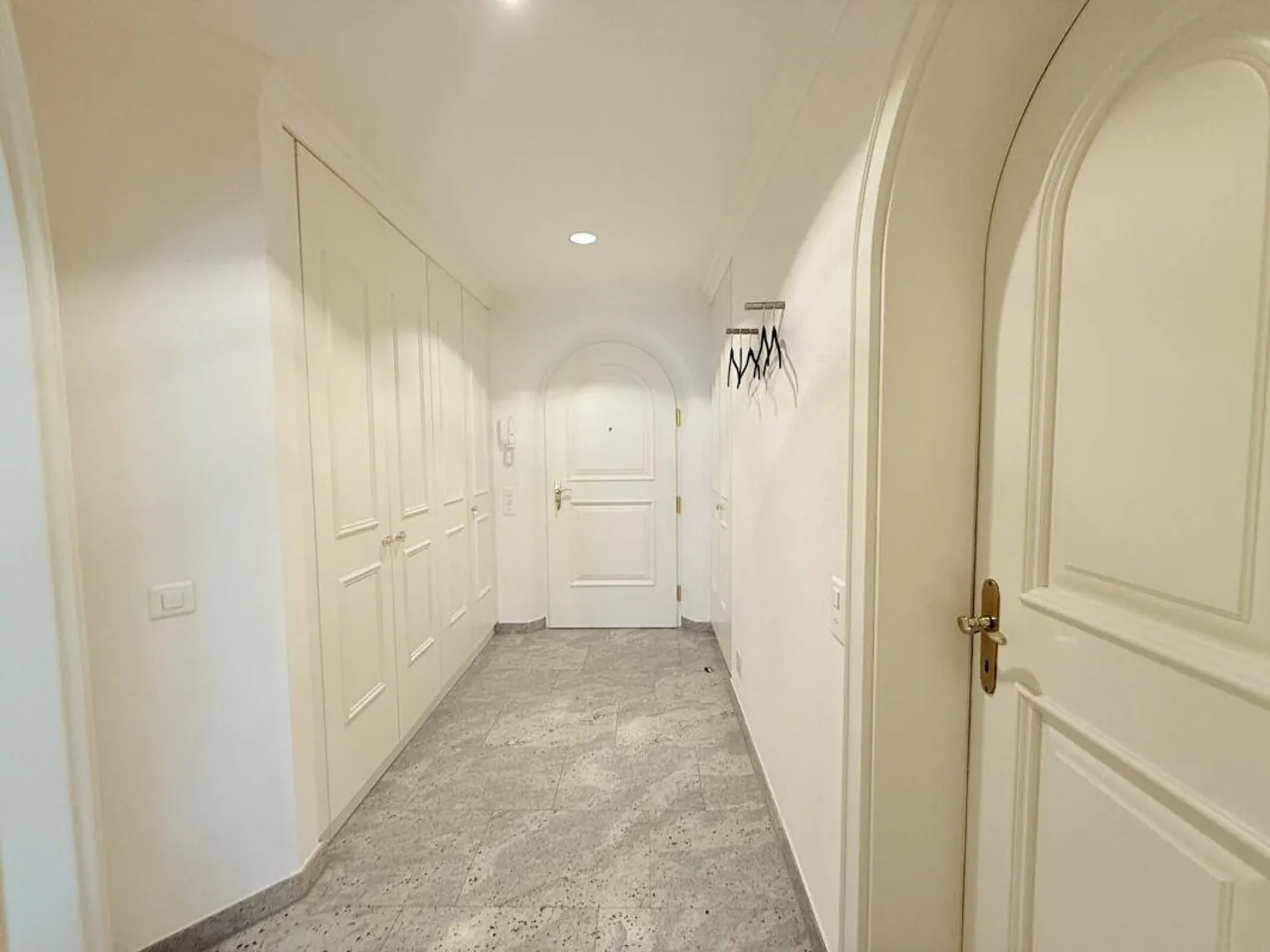 Elegant 2.5-room apartment with private garden in exclusive location ... - Photo 7 of 10