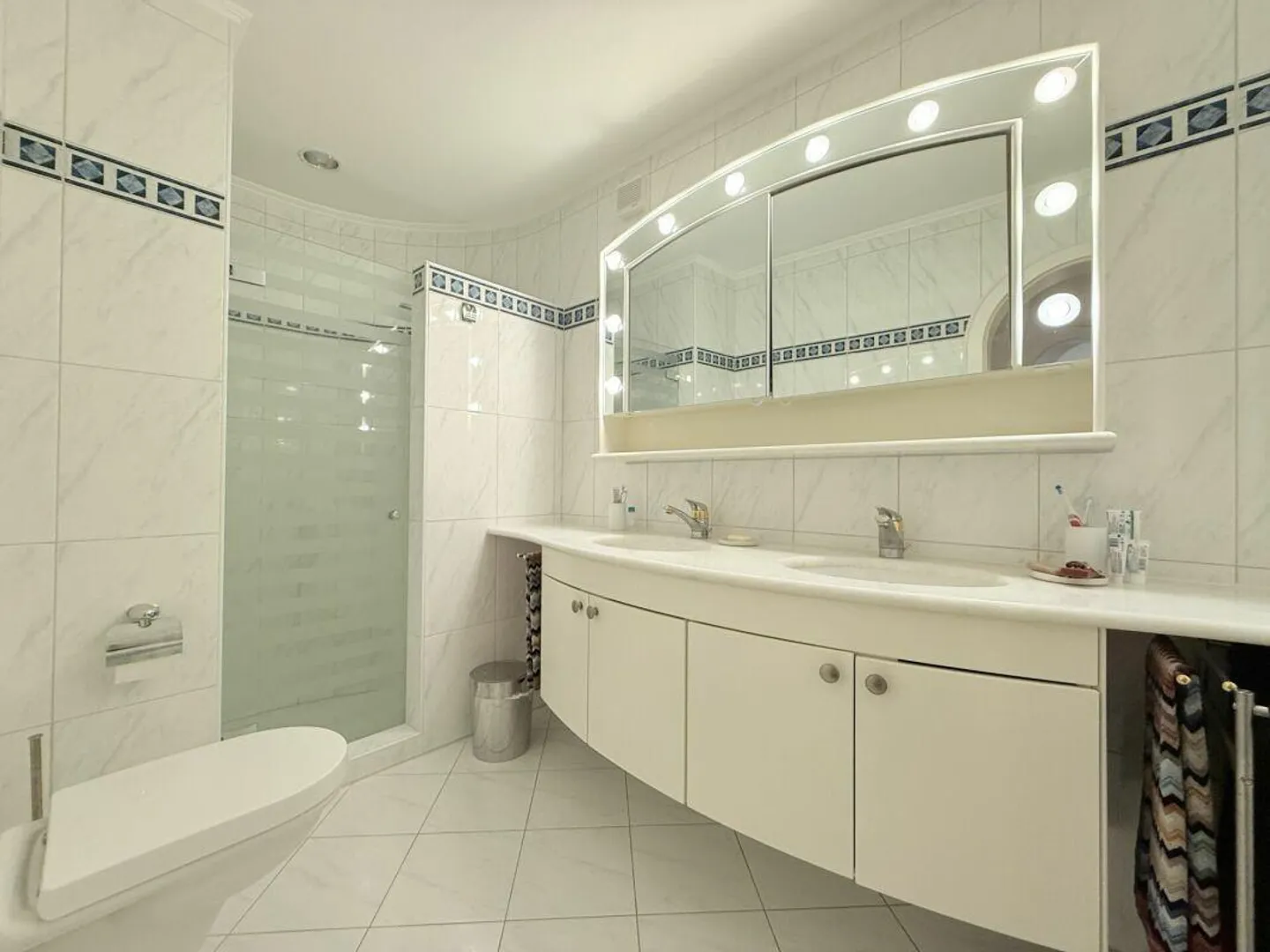 Elegant 2.5-room apartment with private garden in exclusive location ... - Photo 9 of 10