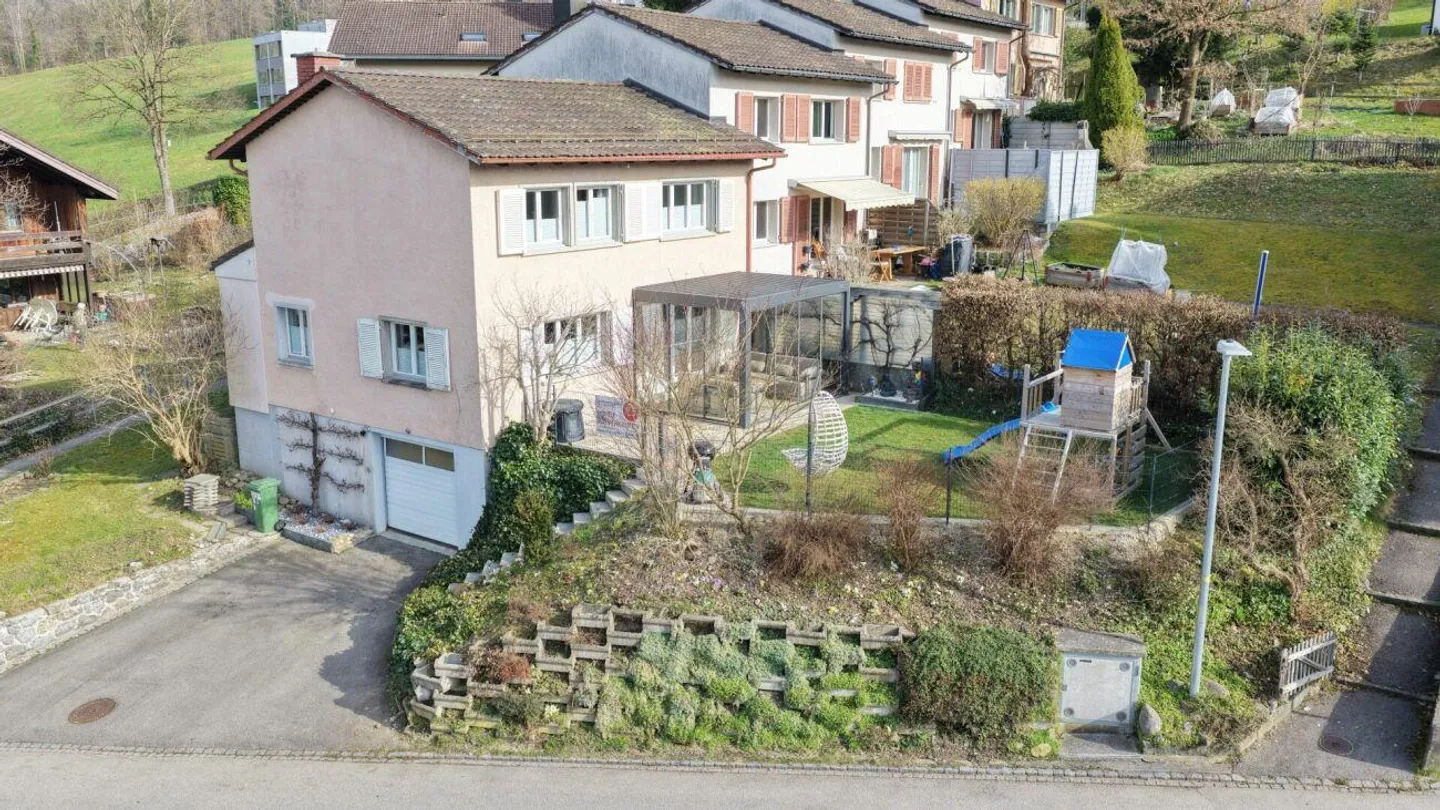 Casa a schiera in posizione soleggiata con garage - Foto 1 di 14