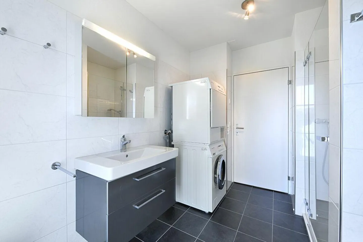 Modern Apartment with Castle View - Photo 6 of 9
