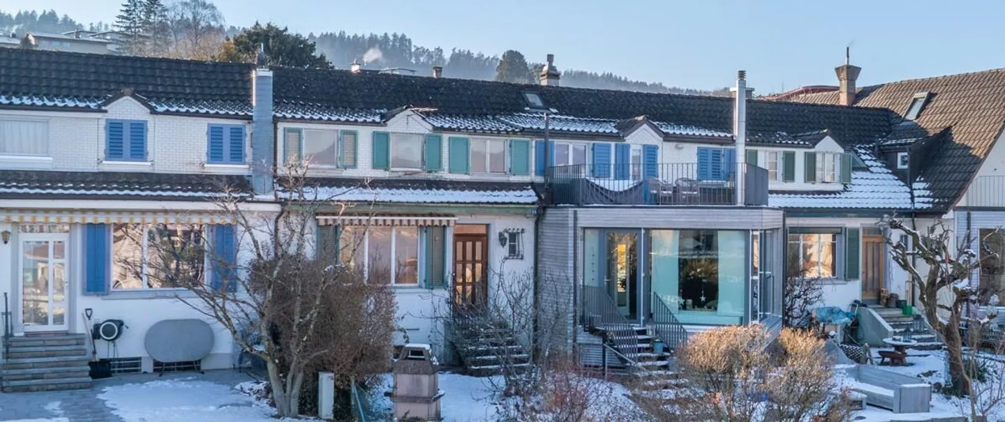 Horgen: Casa a schiera situata in una zona tranquilla con giardino e potenziale - Foto 1 di 6