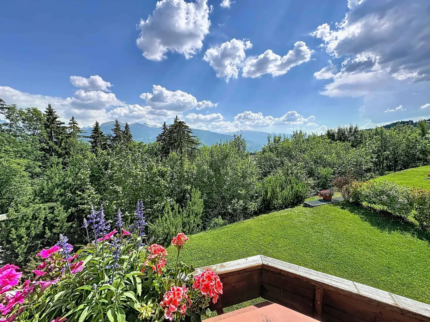 Magnificent 4.5-room apartment with garden and beautiful view - Photo 2 of 11