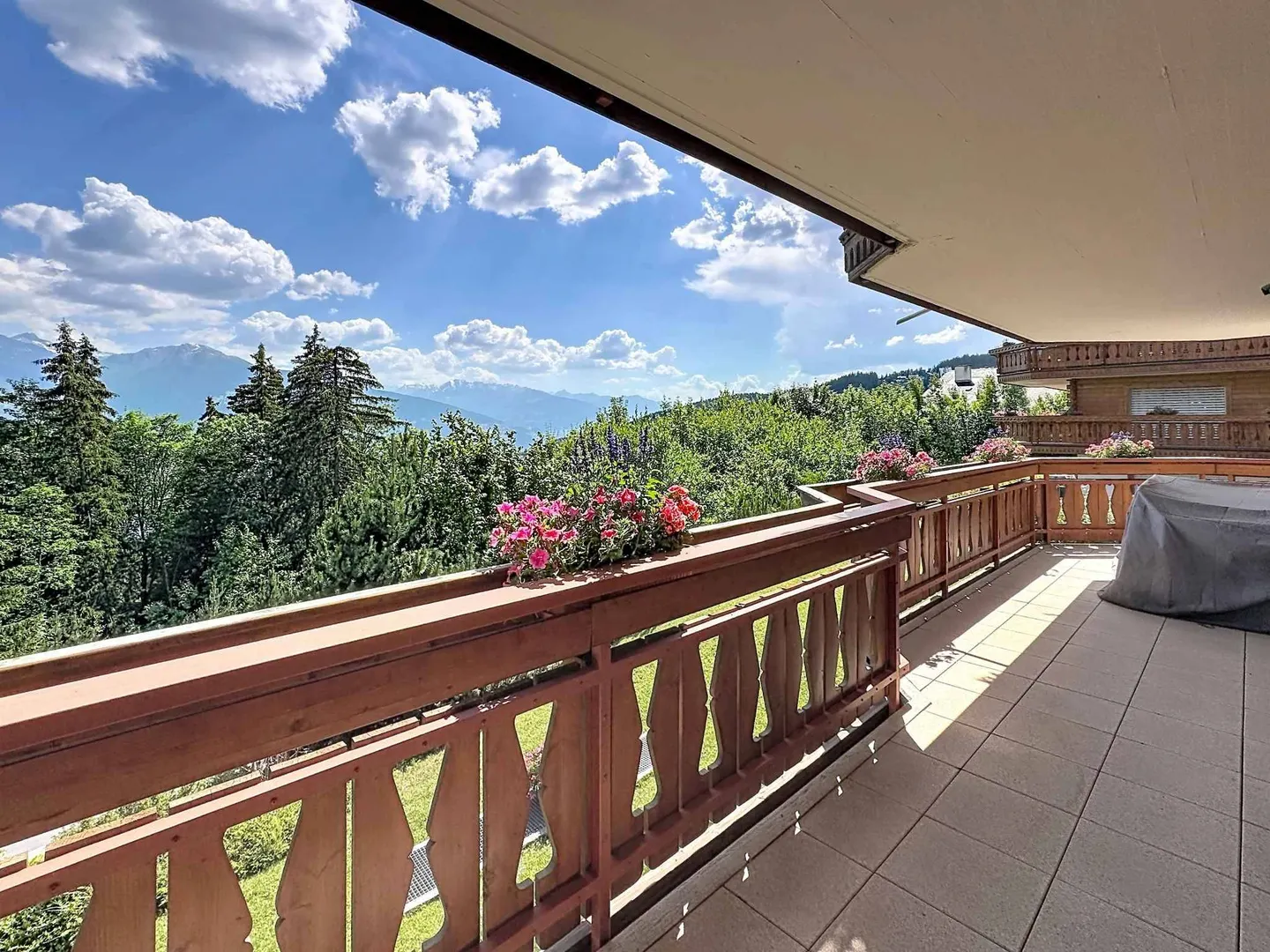 Magnificent 4.5-room apartment with garden and beautiful view - Photo 3 of 11